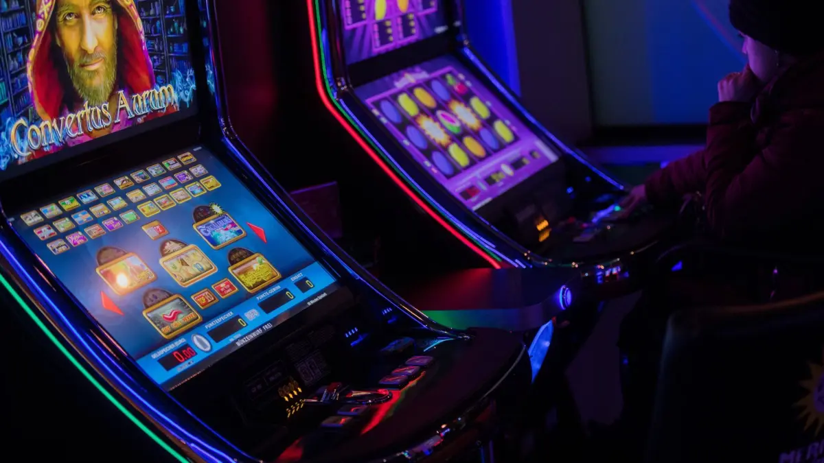 Eine Person sitzt am 27.11.2017 in Düsseldorf (Nordrhein-Westfalen) in einer Spielhalle an einem Spielautomaten. In Nordrhein-Westfalen werden künftig schärfere Vorschriften für Spielhallen gelten. Viele Städte rechnen deshalb mit erheblichem Widerstand der Betreiber. "Die Stadt Köln erwartet, dass gegen jeden Bescheid geklagt wird", erklärte ein Sprecher der Stadt auf Anfrage der Deutschen Presse-Agentur in Düsseldorf. (zu dpa "Strengere Regeln für Spielhallen - Städte erwarten Klagen" vom 28.11.2017) Foto: Rolf Vennenbernd/dpa ++ +++ dpa-Bildfunk +++