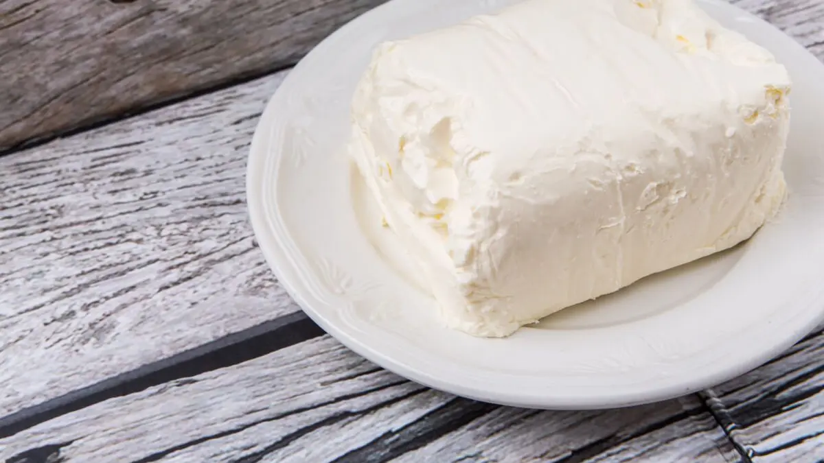 In amerikanischen Rezepten ist Cream Cheese eine beliebte Zutat. Gemeint ist ein Frischkäse der einen höheren Fettanteil als der deutsche hat.