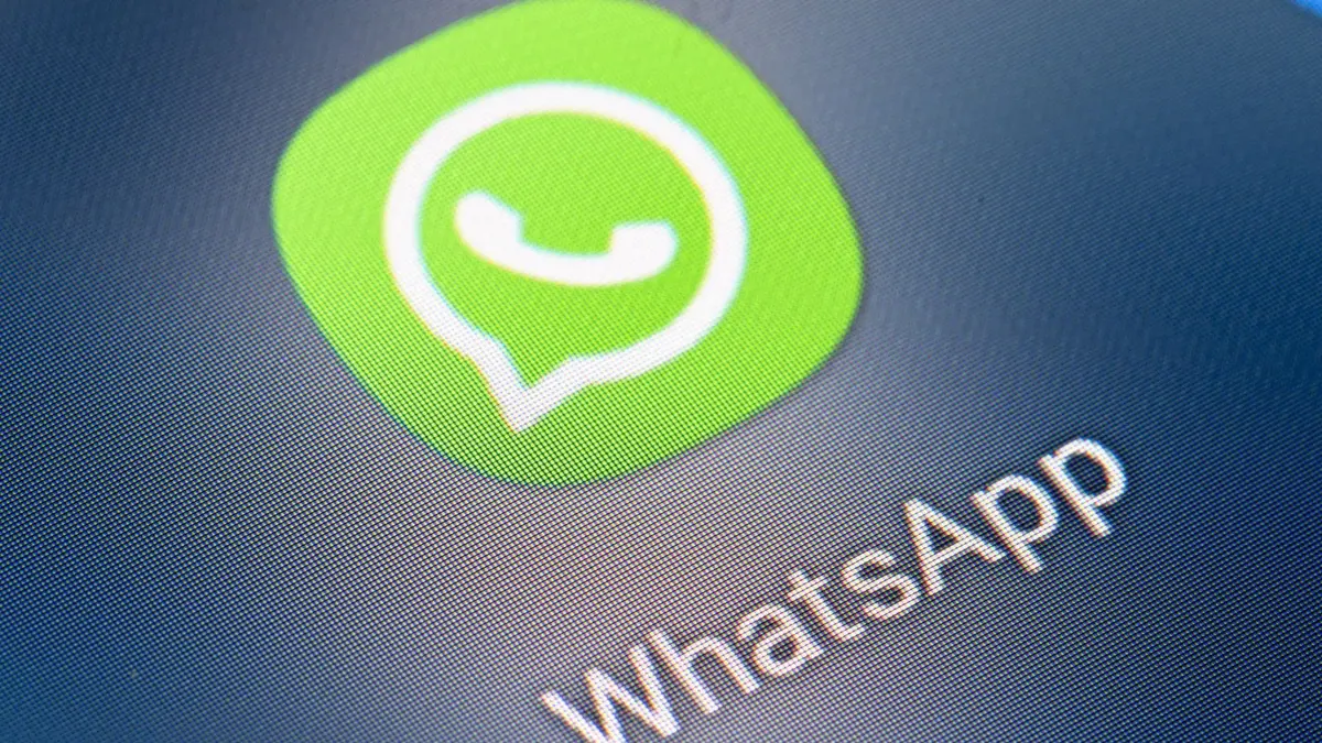 ARCHIV - 21.01.2022, Berlin: Auf dem Bildschirm eines Smartphones sieht man das Icon der App Whatsapp. Der Messengerdienst WhatsApp bleibt mit Abstand der in Deutschland am häufigsten genutzte Online-Kommunikationsdienst. (zu dpa «Nutzung von Messengerdiensten: WhatsApp bleibt deutlich vorne») Foto: Fabian Sommer/dpa +++ dpa-Bildfunk +++