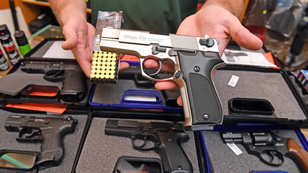 ARCHIV - 13.06.2018, Baden-Württemberg, Karlsruhe: In einem Waffengeschäft werden verschiedene Schreckschusswaffen und Schreckschusspatronen gezeigt. (Zu dpa: «Gegen Extremisten: Baden-Württemberg fordert schärferes Waffenrecht») Foto: Uli Deck/dpa +++ dpa-Bildfunk +++