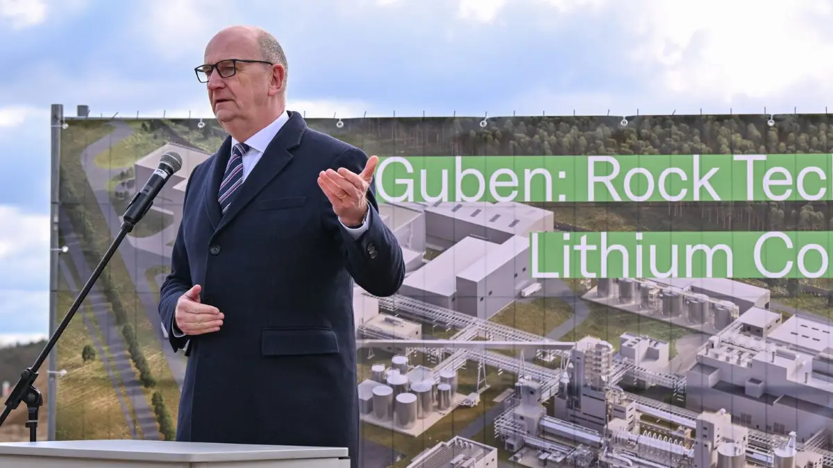 Dietmar Woidke (SPD), Ministerpräsident des Landes Brandenburg, spricht auf dem Baugelände für eine Lithiumfabrik des kanadischen Unternehmens Rock Tech. Am selben Tag wurde mit einem symbolischen Spatenstich der Bau einer Lithiumfabrik des kanadischen Unternehmens Rock Tech begonnen. (zu dpa: „Lausitz will bei Batterieproduktion führend werden»)