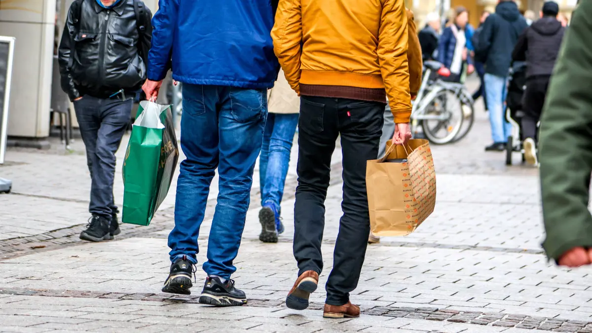 Shopping nach Weihnachten - Wenig los in der Innenstadt von Münster Einzelhandel, Händler hoffen, dass möglichst zahlreiche Kunden die Tage zwischen Weihnachten und Neujahr für die Einlösung von Gutscheinen und Geldgeschenken und dem Umtausch nutzen. Passant, Fußgänger mit öEinkaufstüte Galeria. Münster, Nordrhein-Westfalen, DEU, Deutschland, 28.12.2023 *** Shopping after Christmas Not much going on in Münster city center Retailers and traders hope that as many customers as possible will use the days between Christmas and New Year to redeem vouchers and gifts and exchange them Passers-by, pedestrians with shopping bags Galeria Münster, North Rhine-Westphalia, DEU, Germany, 28 12 2023