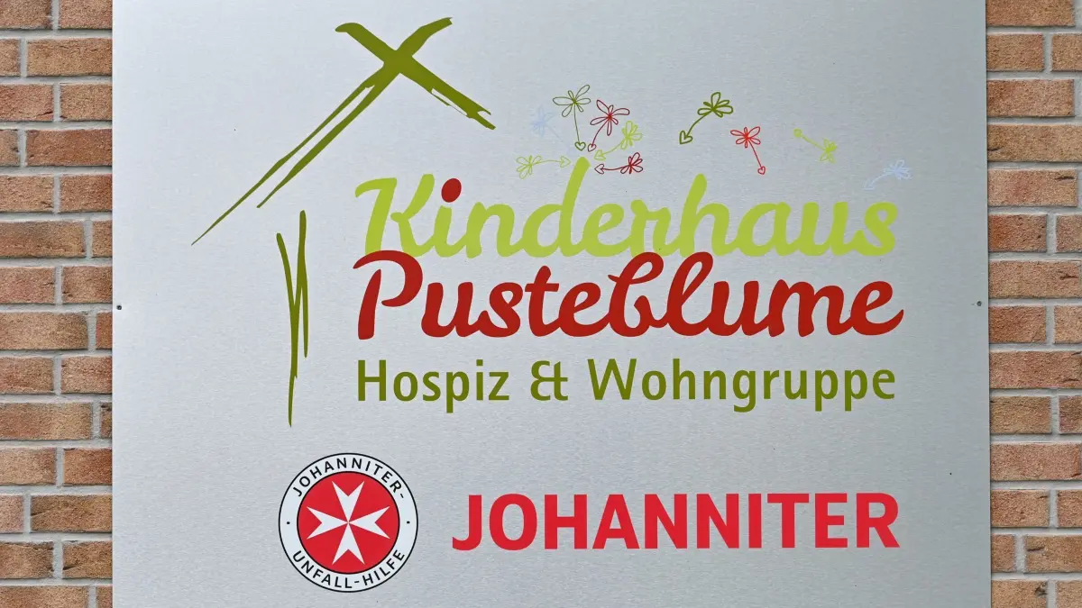 Ein Schild vom Kinderhospiz „Pusteblume“ der Johanniter–Unfall–Hilfe e.V. (dpa zu „Johanniter–Kinderhaus „Pusteblume“ erhält Geld aus Spendengala»)