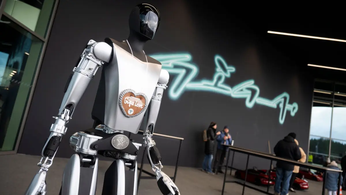 Bei einer Informationsveranstaltung steht vor dem Eingang der Tesla Fabrik „Gigafactory Berlin–Brandenburg“ ein Roboter. US–Elektroautobauer Tesla informiert mit einer Informationsveranstaltung über die geplante Erweiterung der Fabrik.