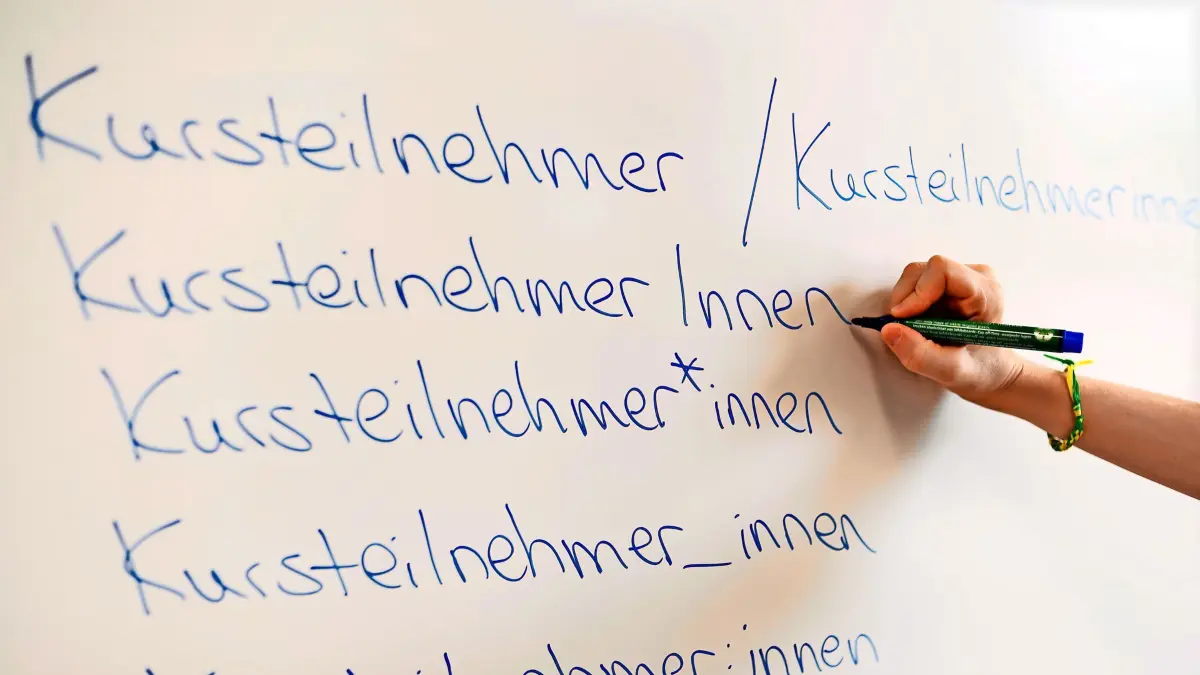 In der Volkshochschule (VHS) Karlsruhe steht an einem Whiteboard das Wort Kursteilnehmer in verschiedenen Gender-Schreibweisen. (zu dpa: «Kaum Gendersterne in Lehrmaterialien für Deutsch als Fremdsprache») +++ dpa-Bildfunk +++
