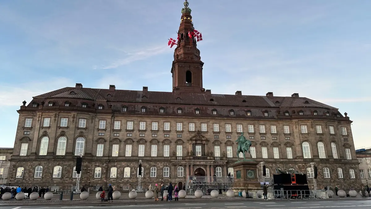 Dänemark–Flaggen sind am Tag des dänischen Thronwechsels auf Schloss Christiansborg gehisst, in dem sich das dänische Parlament befindet. (zu dpa: „Dänische Schüler simulieren Parlamentswahl»)