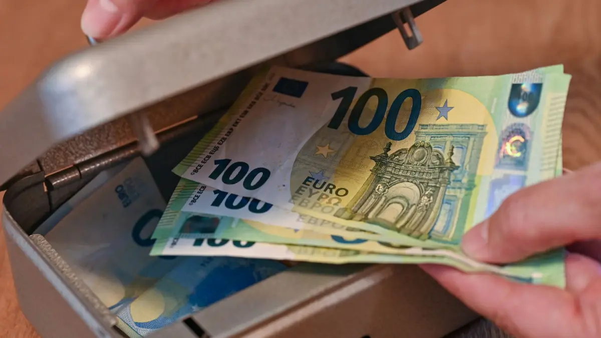Illustration — Unbekannte entwenden 25 000 Euro Bargeld aus Heimtresor eines 84–Jährigen. (zu dpa: „Trickdiebstahl mit hohem Schaden»)