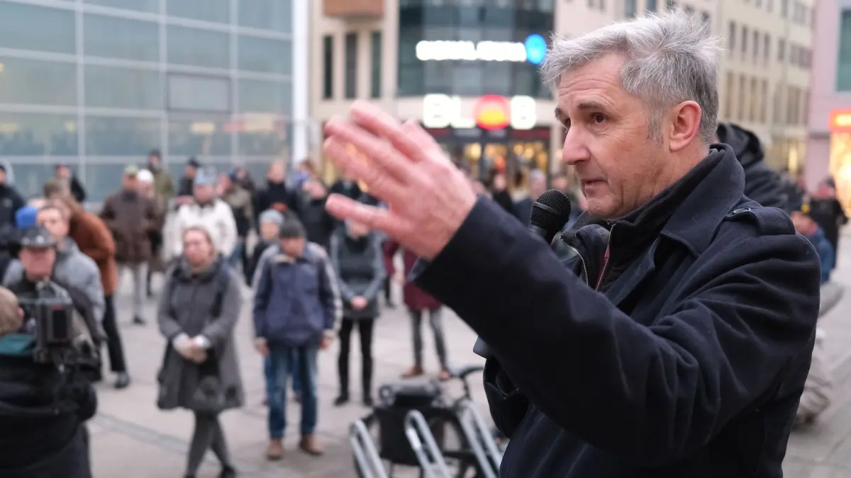 Frank Richter, SPD — Landtagsabgeordneter, spricht auf einer Kundgebung. (zu dpa: „SPD–Politiker verlangt von Behörden mehr Engagement für Geflüchtete»)