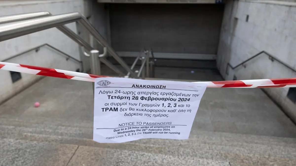 Der Eingang zur zentralen U–Bahn–Station Syntagma ist während eines 24–stündigen Streiks gesperrt. Für Mittwoch hat die Gewerkschaft ADEDY des griechischen öffentlichen Dienstes einen landesweiten Streik angekündigt. (zu dpa: „Landesweite Streiks in Griechenland führen zu Verkehrsbehinderungen»)