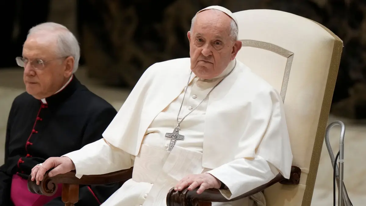 Papst Franziskus sitzt in einem Stuhl bei seiner wöchentlichen Generalaudienz in der Halle Paul VI. im Vatikan. (zu dpa: „Papst Franziskus: Einige dachten bereits an Konklave»)