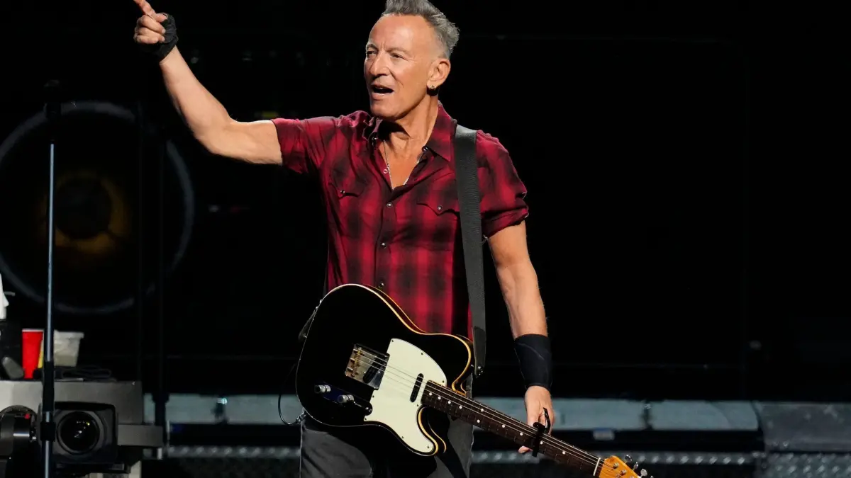 Bruce Springsteen, Musiker aus den USA, ruft dem Publikum auf der Bühne während seines Konzerts der Bruce Springsteen and The E Street Band World Tour 2024 zu.