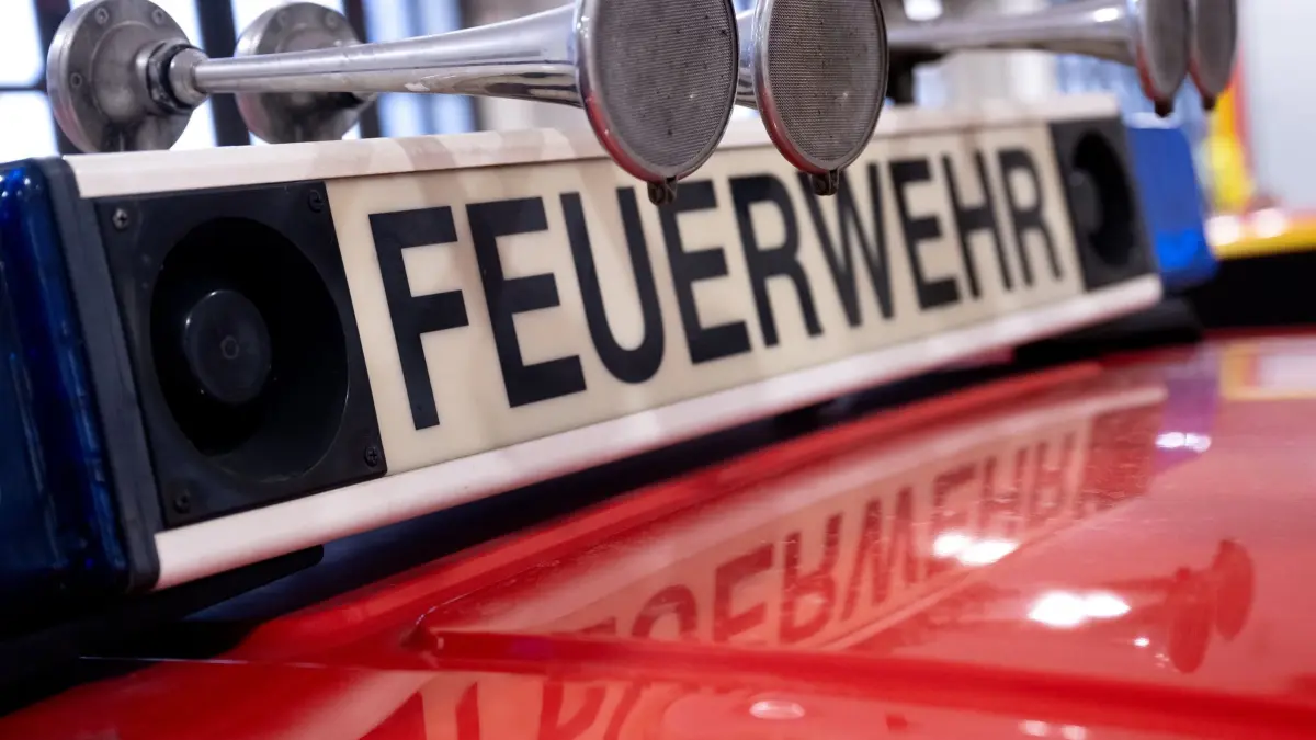 Symbolbild: ARCHIV - 05.02.2024, Bayern, München: Ein Fahrzeug mit der Aufschrift „Feuerwehr“. (zu dpa: «Zwei Garagen brennen in Teltow») Foto: Sven Hoppe/dpa +++ dpa-Bildfunk +++