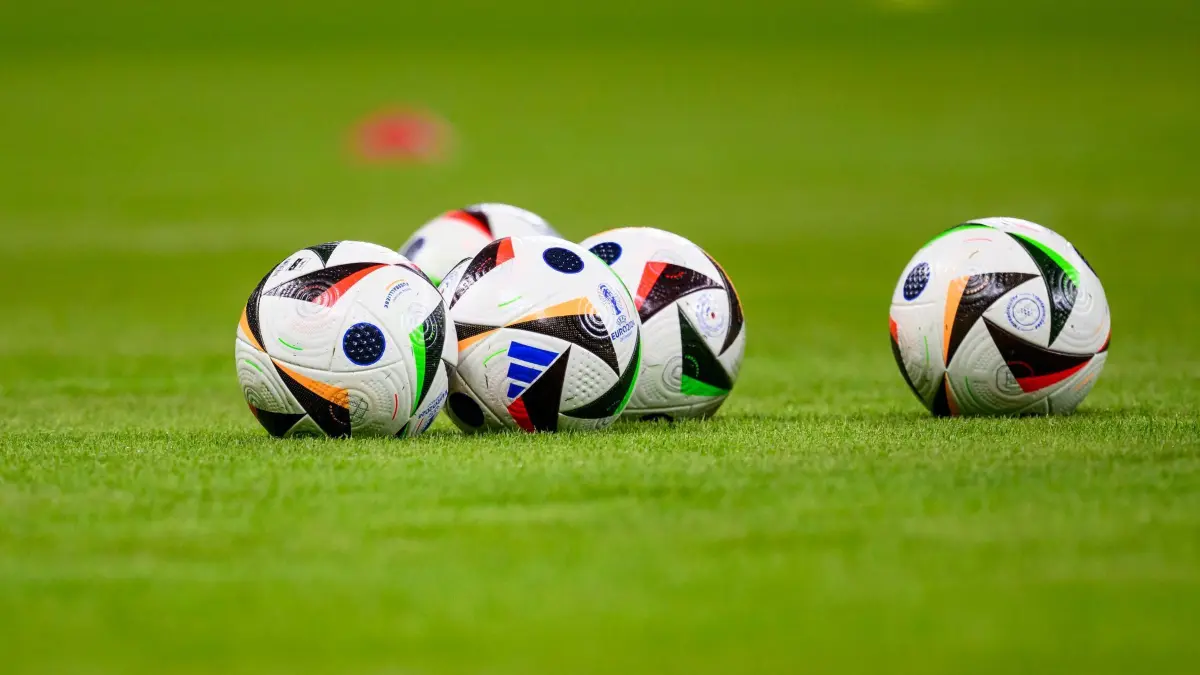 Fußball: 26.03.2024, Hessen, Frankfurt/M.: Fußball: Länderspiele, Deutschland - Niederlande, Deutsche Bank Park. Spielbälle der UEFA Euro 2024 liegen vor dem Spiel auf dem Rasen. Am Samstag steht der nächste Spieltag der Bundesliga auf dem Programm. (zu dpa: «Bayer Leverkusen kann vor dem Topspiel vorlegen») Foto: Tom Weller/dpa +++ dpa-Bildfunk +++