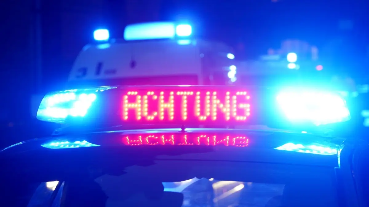 Achtung Leuchte auf Polizeiwagen — Symbolbild: ARCHIV - 21.02.2024, Hamburg: "Achtung" ist auf dem Dach eines Polizeiautos zu lesen. (zu dpa: «Mann rammt Auto auf der Flucht vor Polizei - Verletzte, Fahrerflucht») Foto: Marcus Brandt/dpa +++ dpa-Bildfunk +++