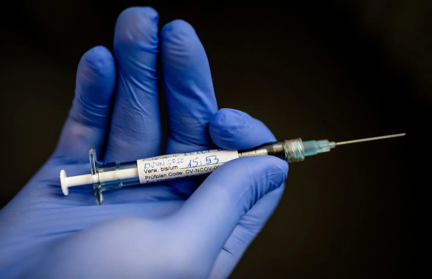 Eine Impfung gegen das Coronavirus ist die große Hoffnung vieler Menschen.