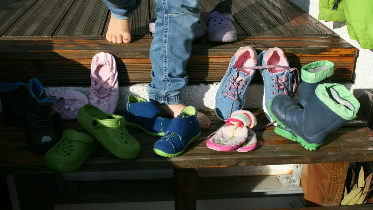 Kinderreiche Familien haben es in der Energiekrise besonders schwer – umso erstaunlicher, dass es im Entlastungspaket der Ampel-Koalition zunächst nur für die ersten und zweiten Kinder eine Kindergelderhöhung geben sollte.
ARCHIV - 27.10.2021, Stuttgart: Kinderschuhe in verschiedenen Größen stehen auf einer Treppe. (zu dpa "Kinderreiche Familien fordern mehr Hilfen wegen Energiekosten") Foto: Stefanie Paul/dpa +++ dpa-Bildfunk +++