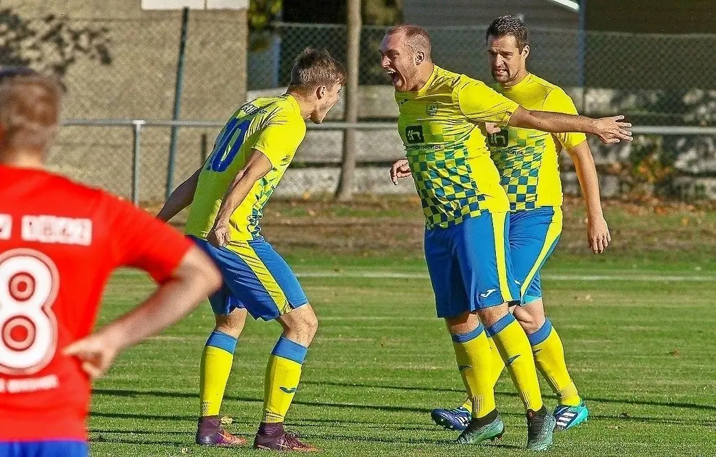 Max Pohl (l.) und Maik Ketzmerick von Traktor Laubsdorf haben in dieser Saison allen Grund zum Jubeln.