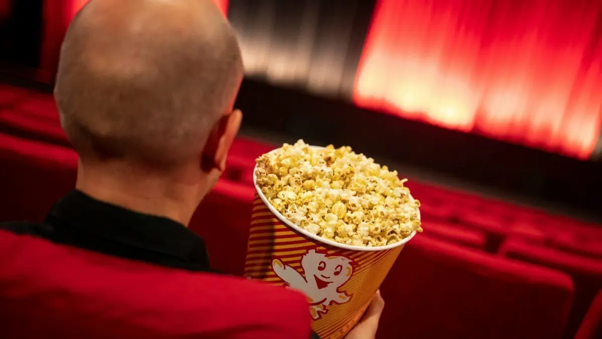 Was erwartet die Filmfans im Kinojahr 2023? Wir haben die wichtigsten Kinostarts des kommenden Jahres zusammengefasst.
ILLUSTRATION - Eine Person sitzt im Cinestar Treptow in einem Kino. Zahlreiche Filmtheater in ganz Deutschland bieten am Samstag und Sonntag ermäßigte Eintrittspreisen von fünf Euro pro Vorstellung an. +++ dpa-Bildfunk +++
