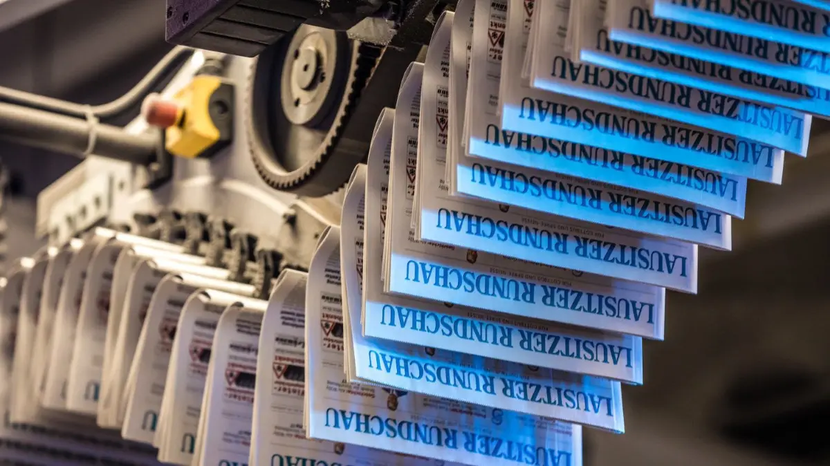 In der vergangenen Nacht gab es massive Störungen in der Produktion der Druckausgabe der Lausitzer Rundschau.
19.10.2019, Brandenburg, Cottbus, Druckerei Lausitzer Rundschau: Aufnahme während der Nacht der kreativen Köpfe - die LAUSITZER RUNDSCHAU im neuen Layout wird probegedruckt.