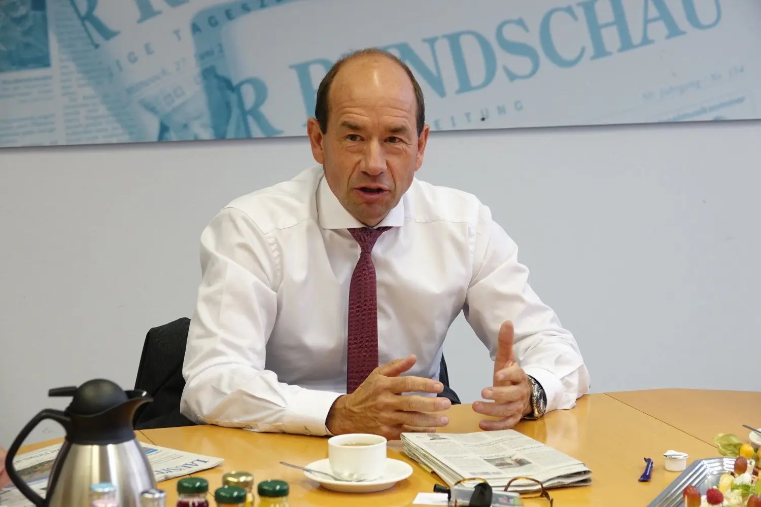 Leag-Chef Helmar Rendez (Bild: bei einem Redaktionsbesuch der Lausitzer Rundschau im September 2018) sieht die Revisionsklausel, die die Kohle-Kommission zur Überprüfung Kohleausstiegsdatums vorgeschlagen hat, als Gefahr.