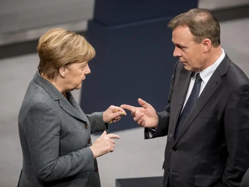 Der damalige SPD-Fraktionschef Oppermann Ende 2015 im Gespräch mit Bundeskanzlerin Merkel. Der Bundestagsvizepräsident ist nun überraschend verstorben.