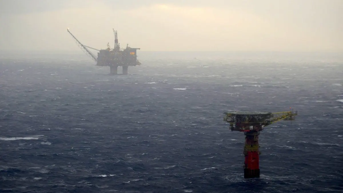 Norwegen setzt auf CCS: In ausgeförderten Lagerstätten in der Nordsee könnte deutsches Klimagas bald in die andere Richtung gepumpt und unterseeisch gespeichert werden.
(FILE) A view of the Statfjord A platform (background) in the North Sea and the loading buoy (foreground right), 13 December 2007. Norwegian NRK television reports some 200 workers on the Statfjord A platform in the North Sea have been evacuated to other installations early 24 May 2008, after a gas leak developed in one of the legs of the platform. EPA/HOMMEDAL MARIT NORWAY OUT +++ dpa-Bildfunk +++