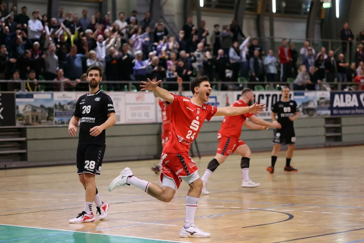 Jerremy Kutz bejubelt seinen Treffer zum 26:24-Endstand. Der LHC Cottbus gewinnt auch dank zweier später Tore im Spitzenspiel der Handball Oberliga Ostsee-Spree gegen den Ludwigsfelder HC.