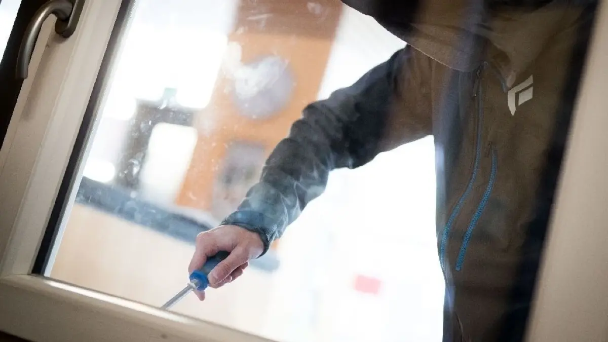Unbekannte haben zwischen Montagabend und Dienstagnachmittag in einen einen Sportverein in Ziesar eingebrochen.
ILLUSTRATION - Selbst wenn das Fenster geschlossen ist, kann es oft leicht von außen geöffnet werden. Häufig reicht dafür handelsübliches Werkzeug. Foto: Frank Rumpenhorst/dpa-mag - Honorarfrei nur für Bezieher des Dienstes dpa-Magazin +++ dpa-Magazin +++