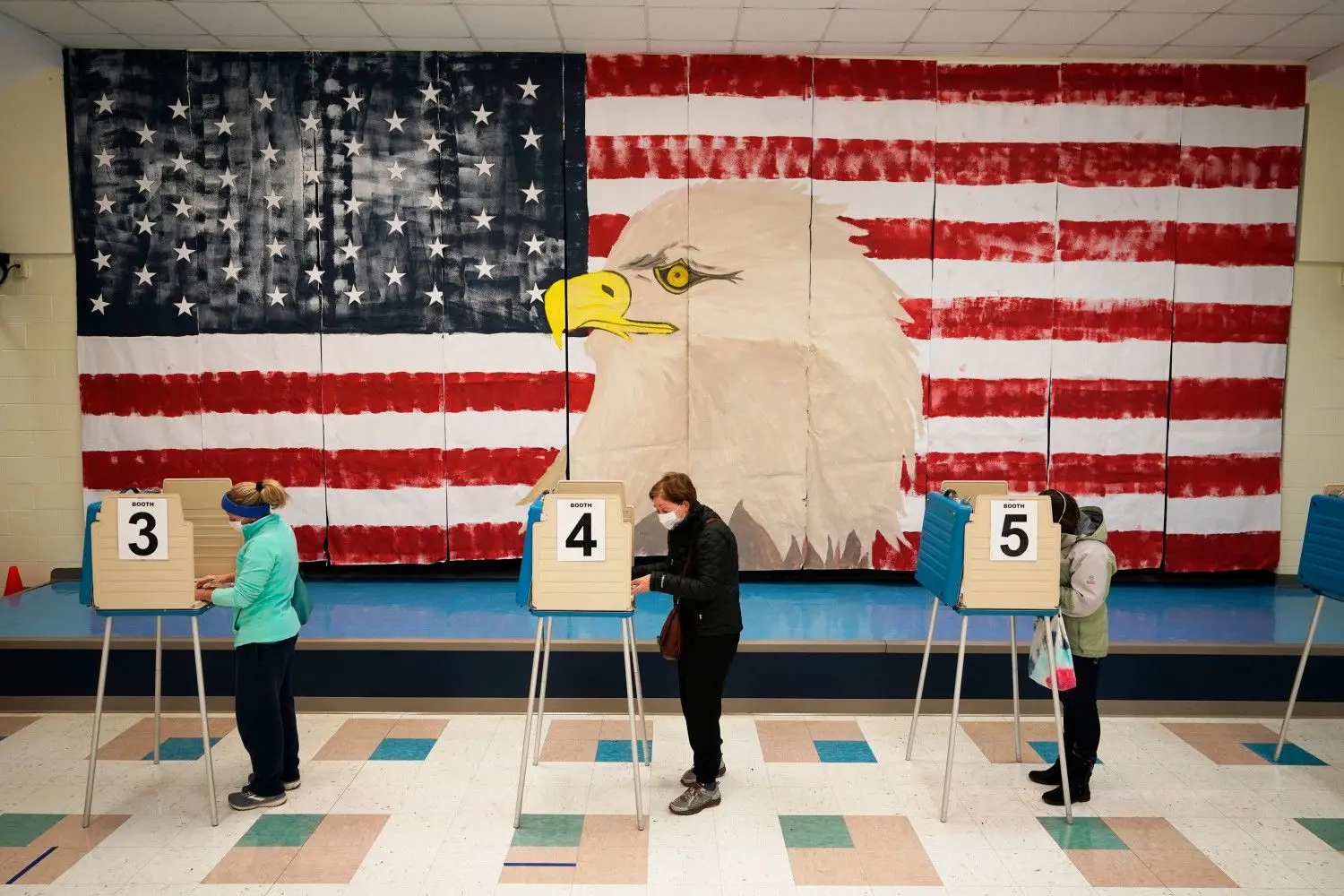 In einer Schule in den USA füllen die Wähler ihre Stimmzettel am Tag der US-Präsidentschaftswahl aus.