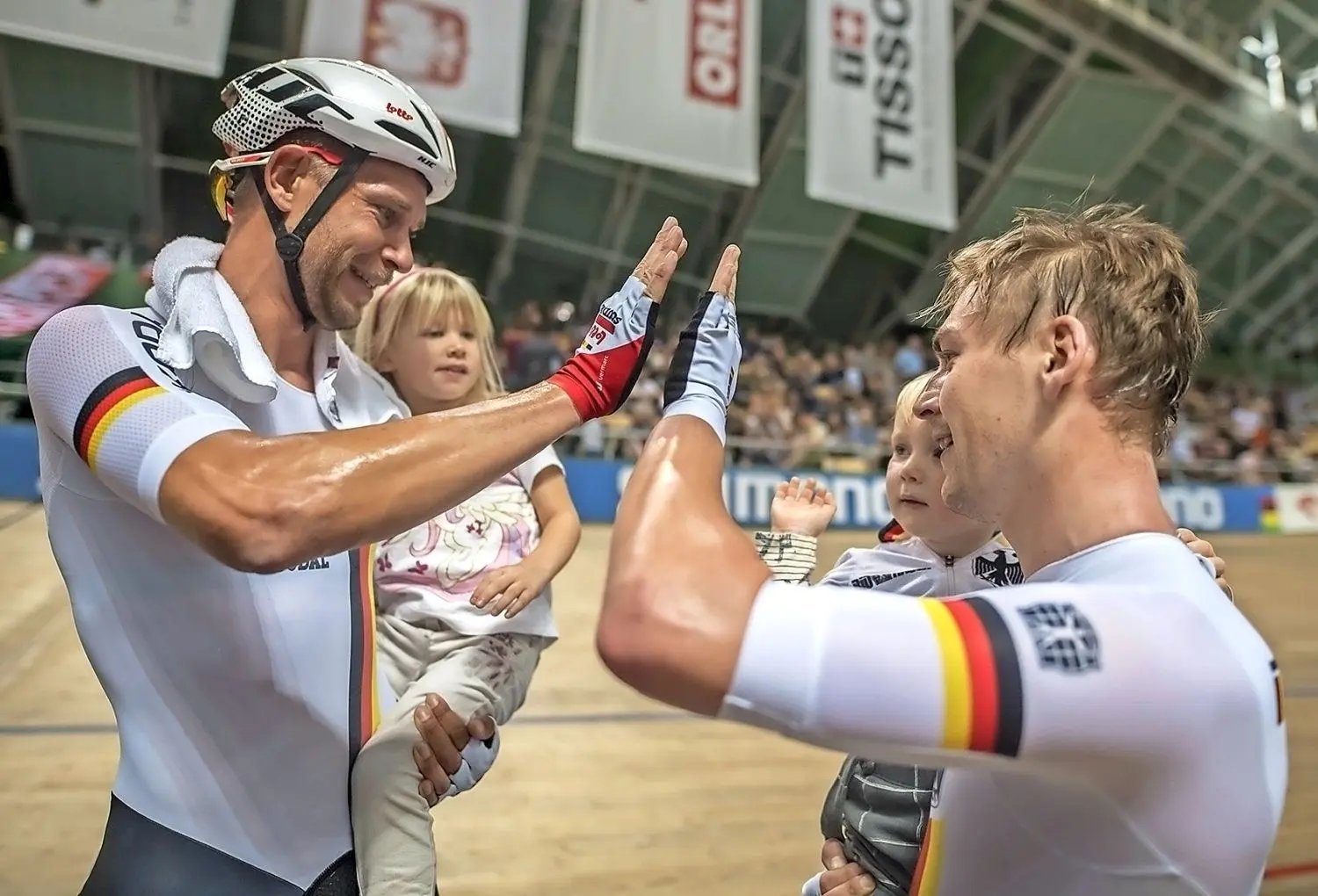 Roger Kluge (l.) und Theo Reinhardt bei der Bahn-WM in Polen nach dem Gewinn von WM-Gold im Madison