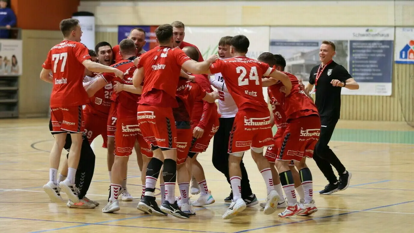 In der Oberliga Ostsee-Spree sind die Handballer vom LHC Cottbus derzeit Zweiter. Doch es gibt Gerüchte von den Konkurrenten HSV Insel Usedom und Ludwigsfelder HC. Verzichtet die Konkurrenz auf den Aufstieg in die 3. Liga?