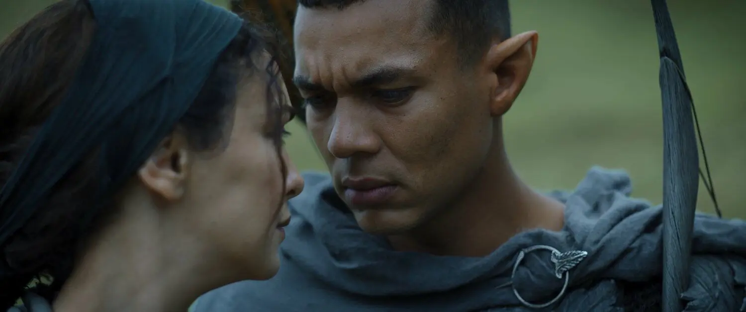 Nazanin Boniadi als Bronwyn und Ismael Cruz Cordova als Arondir in der neuen Serie Herr der Ringe: Die Ringe der Macht. Neuer Trailer, Sendetermine, Inhalt – Alle Infos zur neuen Serie bei  Prime Video.