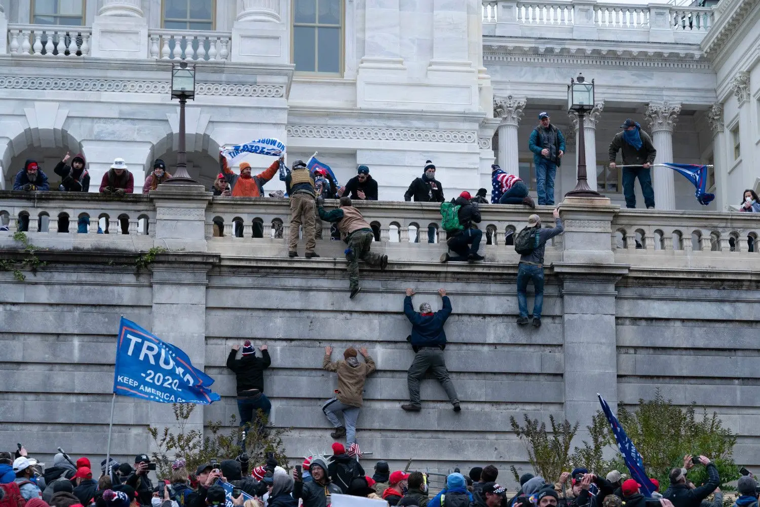 Anhänger von Präsident Donald Trump klettern in Washington auf die Westwand des US-Kapitols.