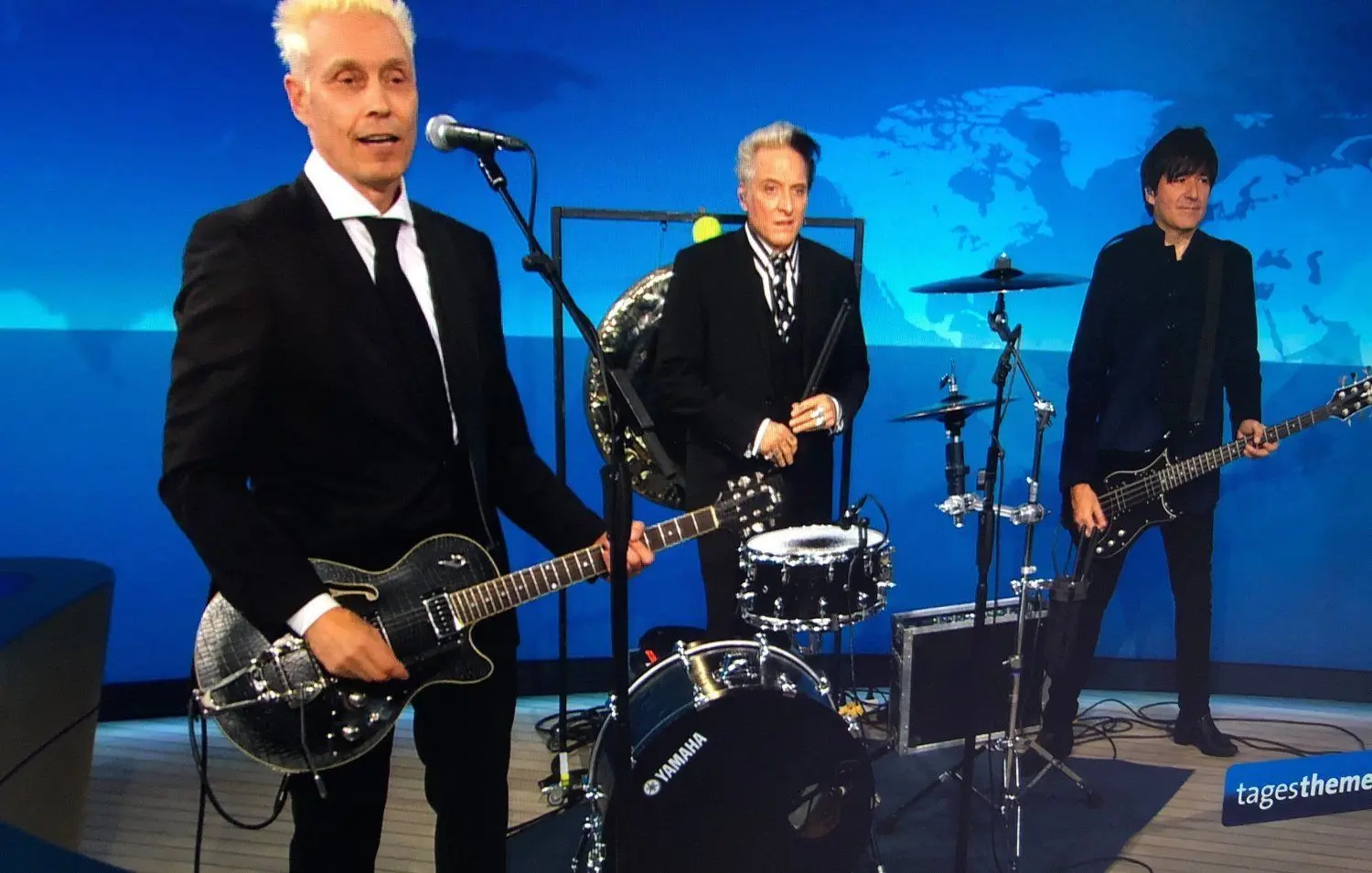 Farin Urlaub (v.l.), Bela B und Rodrigo Gonzalez eröffnen mit einem Mini-Auftritt die ARD-Nachrichtensendung „Tagesthemen“. Bei dem ungewöhnlichen Auftritt hatte die Berliner Band an die Politik appelliert, in der Corona-Krise die Kulturbranche nicht zu vergessen.