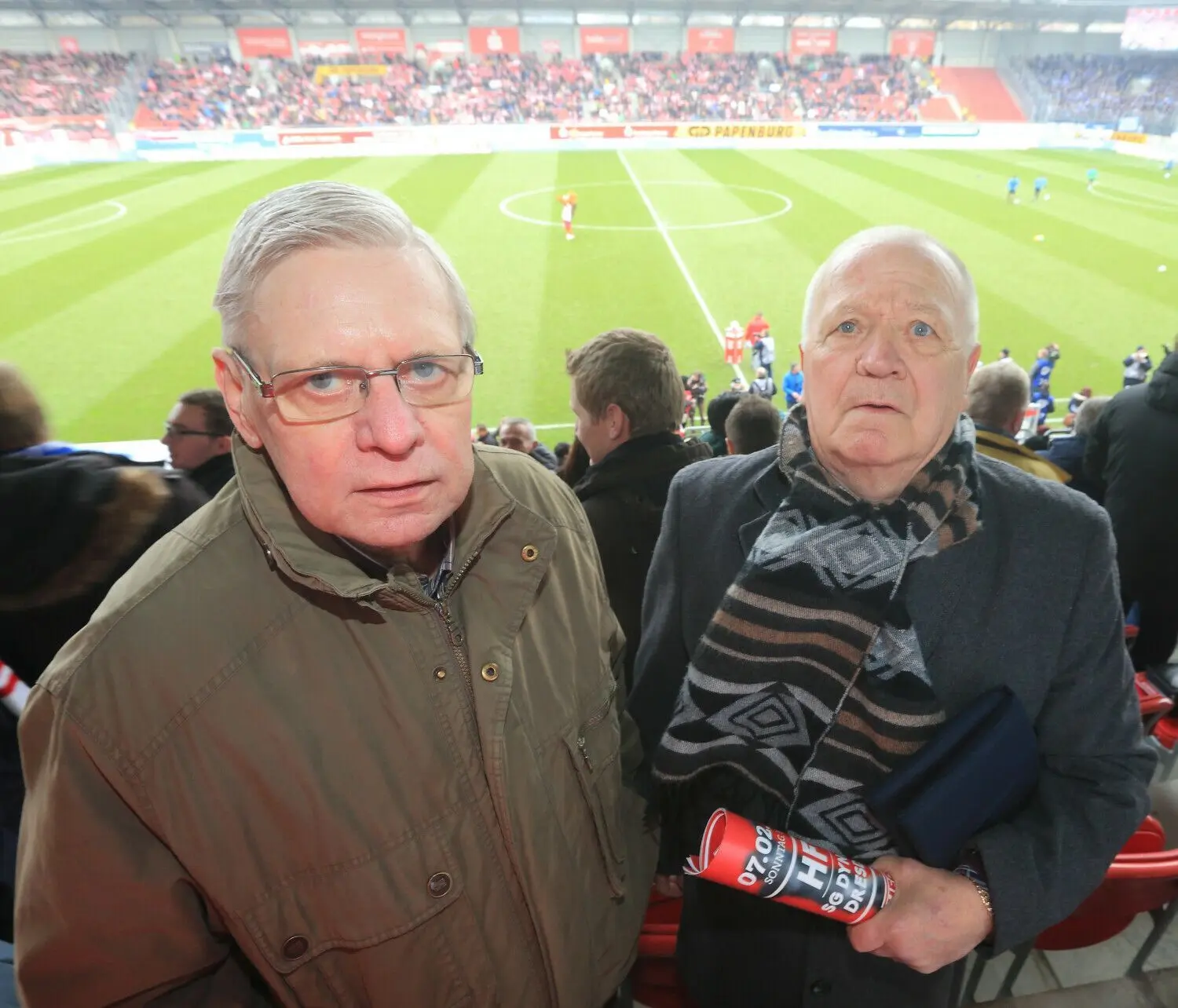 Fußball, 3. Liga - 22. Spieltag, Hallescher FC - 1. FC Magdeburg, am 24. Januar 2016 im Erdgas Sportpark in Halle/Saale in Sachsen-Anhalt. Die ostdeutschen Fußballidole Bernd Bransch (l.) und Klaus Urbanczyk stehen auf der Tribüne nebeneinander.