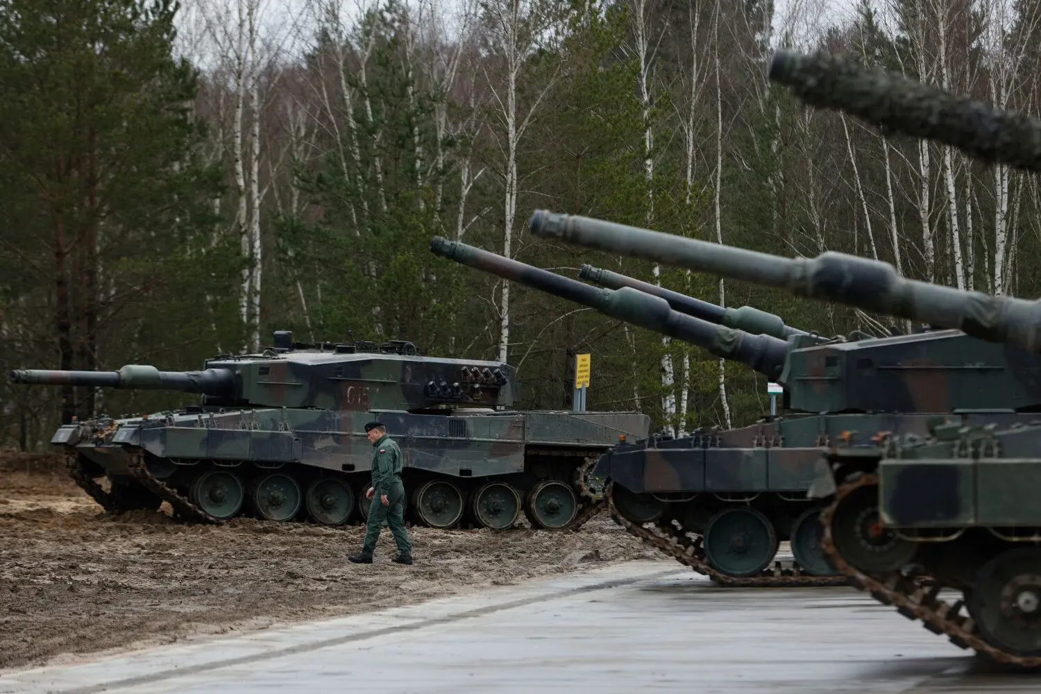 Die 10. Kavalleriebrigade bildet im Rahmen der militärischen Unterstützungsmission der Europäischen Union für die Ukraine (EUMAM Ukraine) Personal aus, unter anderem an Panzern des Typs «Leopard».