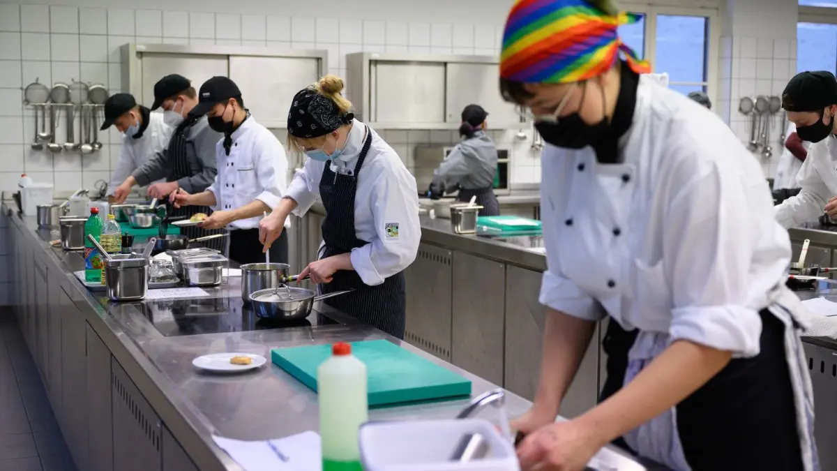 Mehr Ausbildung, etwa von Köchinnen und Köchen, ist ein Ausweg aus dem Fachkräftemangel.
05.11.2021, Sachsen, Dresden: Auszbildene im zweiten Lehrjahr zum Koch arbeiten in der Lehrküche im Beruflichen Schulzentrum für Gastgewerbe Dresden ·Ernst Lößnitzer·. Die Ministerin für Kultur und Tourismus in Sachsen besuchte im Rahmen einer gemeinsamen Kampagne von IHK Dresden, DEHOGA Sachsen und des Landestourismusverbands Sachsen für mehr Fachkräfte im Tourismus die Ausbildungseinrichtung. Foto: Robert Michael/dpa +++ dpa-Bildfunk +++