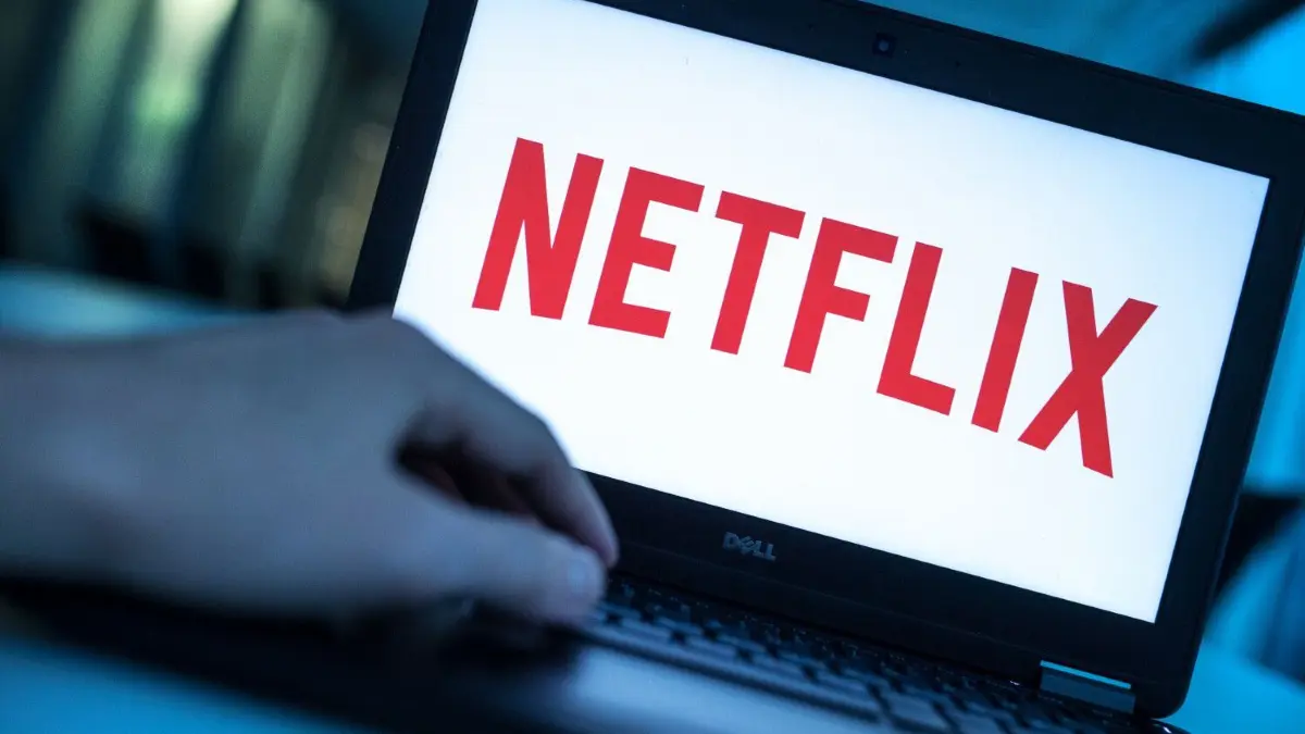 ADer Video-Streaming-Service wird ein Vierteljahrhundert alt – und hat schon mal bessere Zeiten gesehen.
ARCHIV - 17.12.2016, Berlin: ILLUSTRATION - Das Logo des Video-Streamingdienstes Netflix ist auf dem Display eines Laptops zu sehen. Am 29.08.2022 feiert der Streaming-Anbieter seinen 25. Geburtstag. (zu dpa: «25 Jahre Netflix: Der Streaming-König schwächelt») Foto: Alexander Heinl/dpa +++ dpa-Bildfunk +++