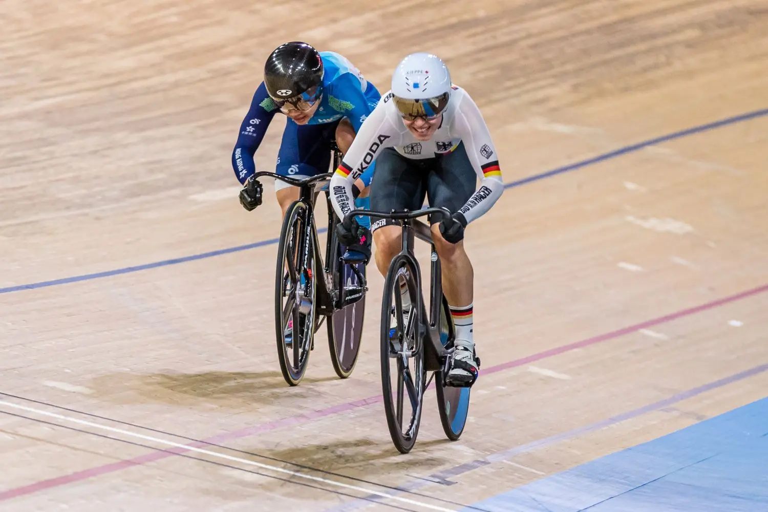 Emma Hinze (r.) aus Cottbus gewann im Halbfinale gegen Wai Sze Lee aus Honkong und entthronte damit die Weltmeisterin.