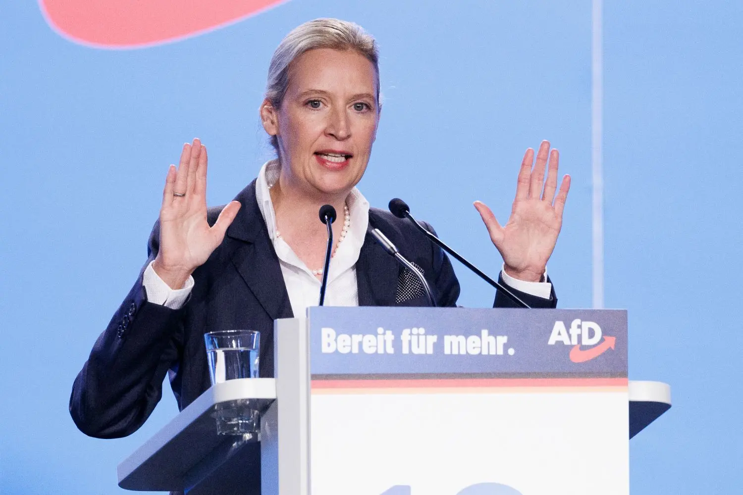 Alice Weidel, AfD-Bundesvorsitzende und Fraktionsvorsitzende der AfD, spricht zu den Delegierten der AfD Europawahlversammlung in der Messe Magdeburg.