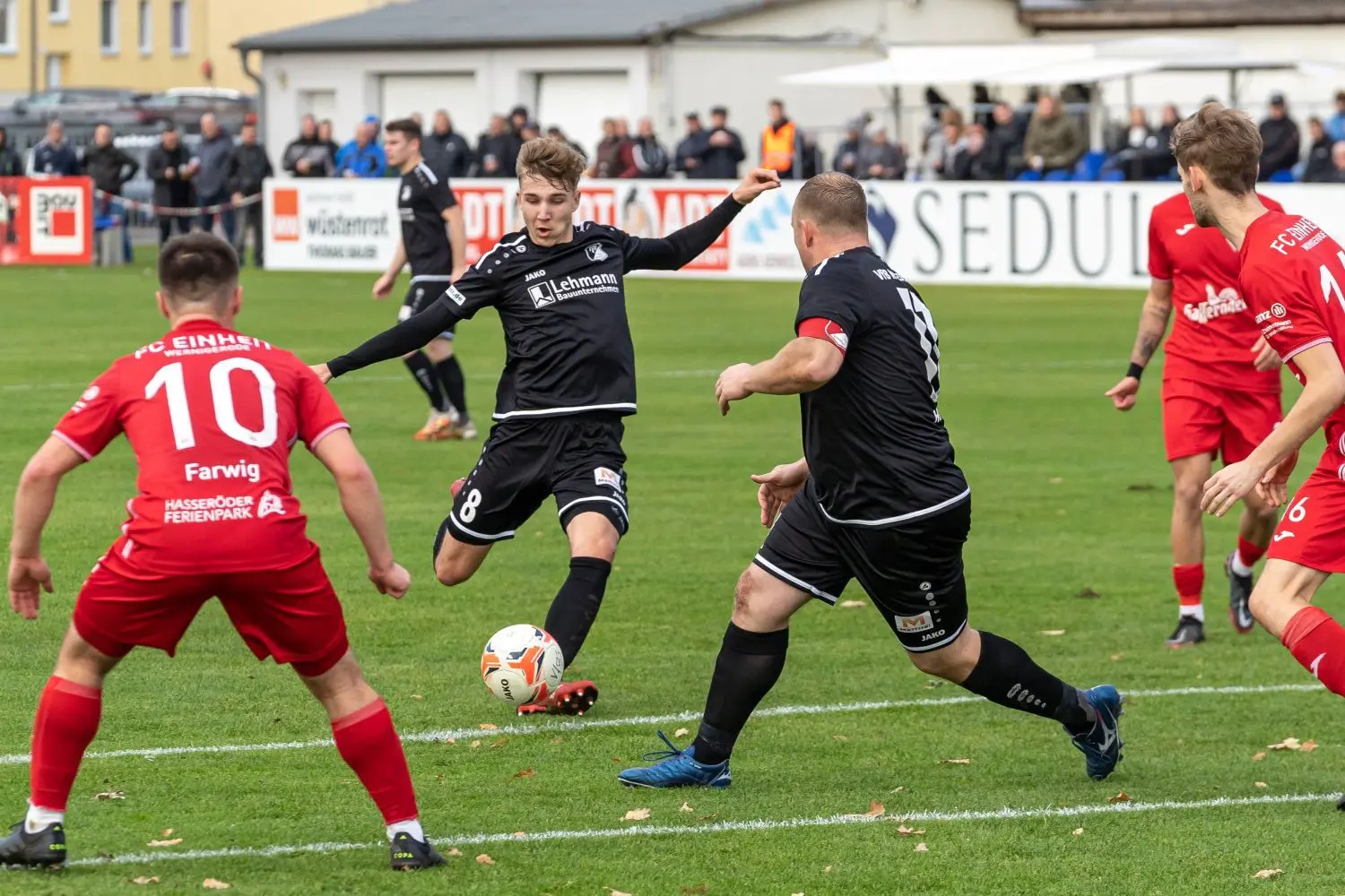 Colin Raak (M.) erzielte ein Traumtor beim Spiel VfB Krieschow gegen Einheit Wernigerode.