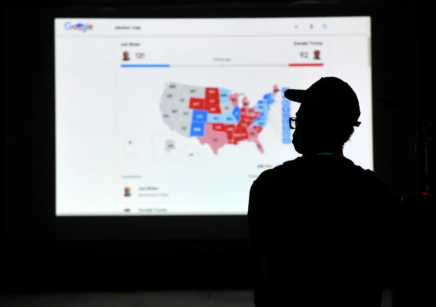 Ein Mann betrachtet auf einem Bildschirm die vorläufigen Wahlergebnisse in den USA.