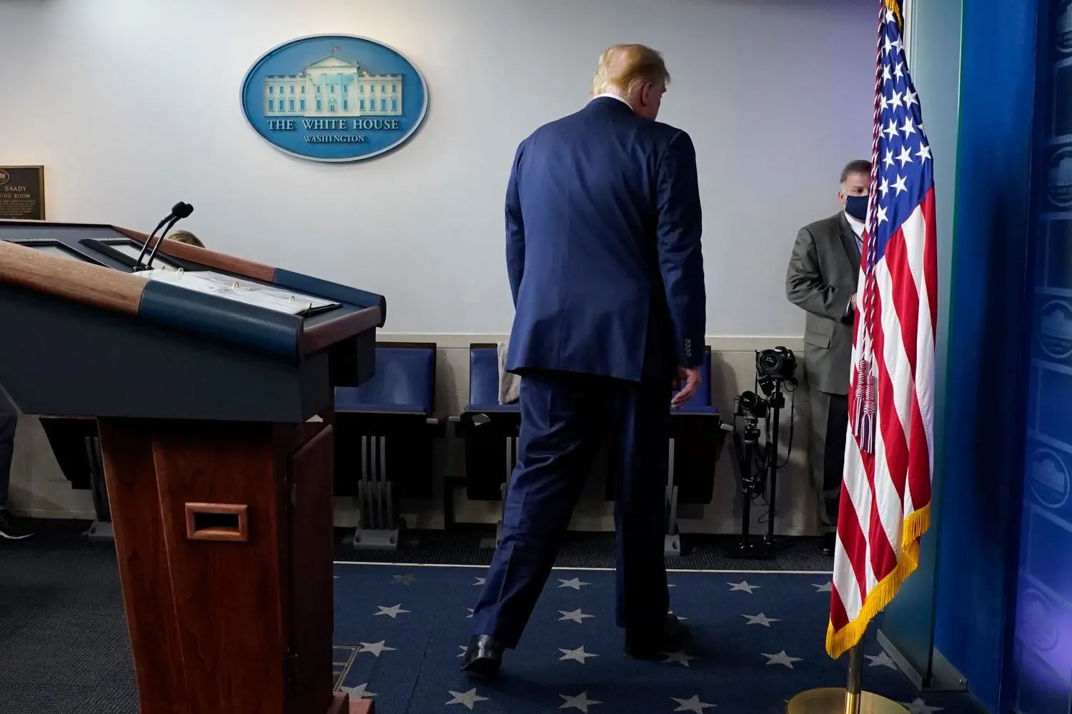 Donald Trump, Präsident der USA, verlässt eine Pressekonferenz im Weißen Haus. Bei der US Wahl schwindet sein Vorsprung in einigen Staaten.