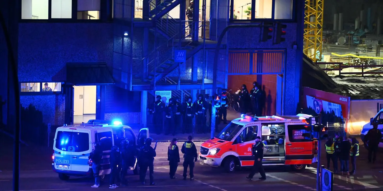 Großeinsatz am Donnerstagabend in Hamburg wegen eines mutmaßlichen Amoklaufes. Es gibt zahlreiche Tote und Verletzte zu beklagen. Augenzeugen berichten von mehreren Schussserien.