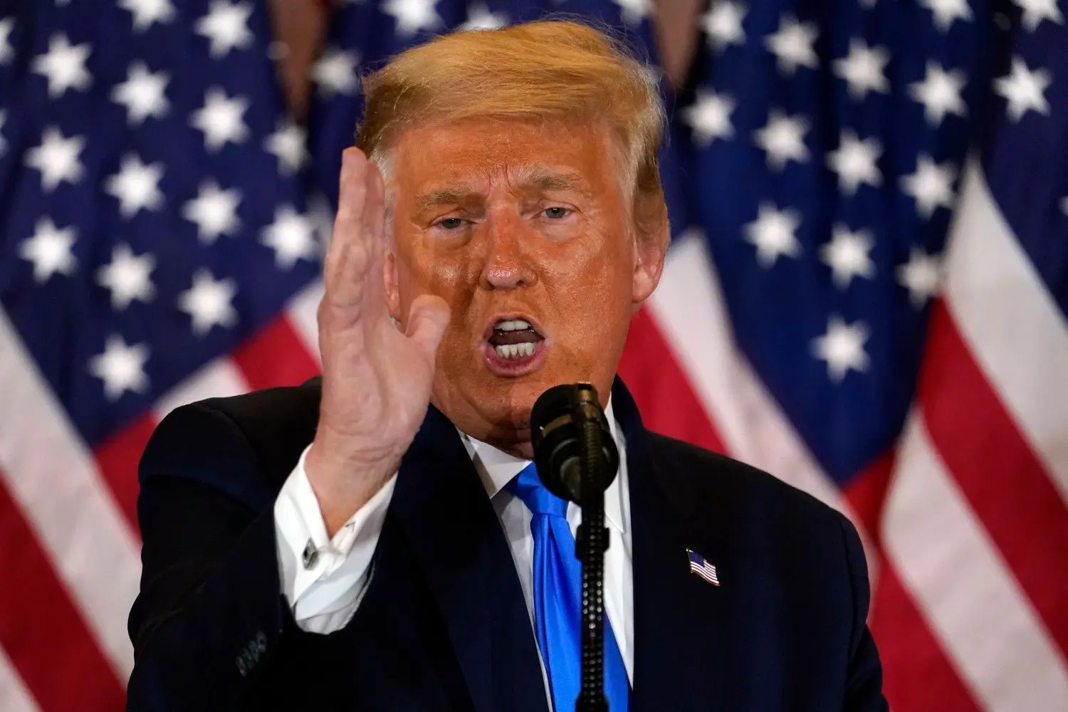 Donald Trump, Präsident der USA, spricht am frühen Mittwochmorgen im Weißen Haus und will die Stimmauszählung stoppen.