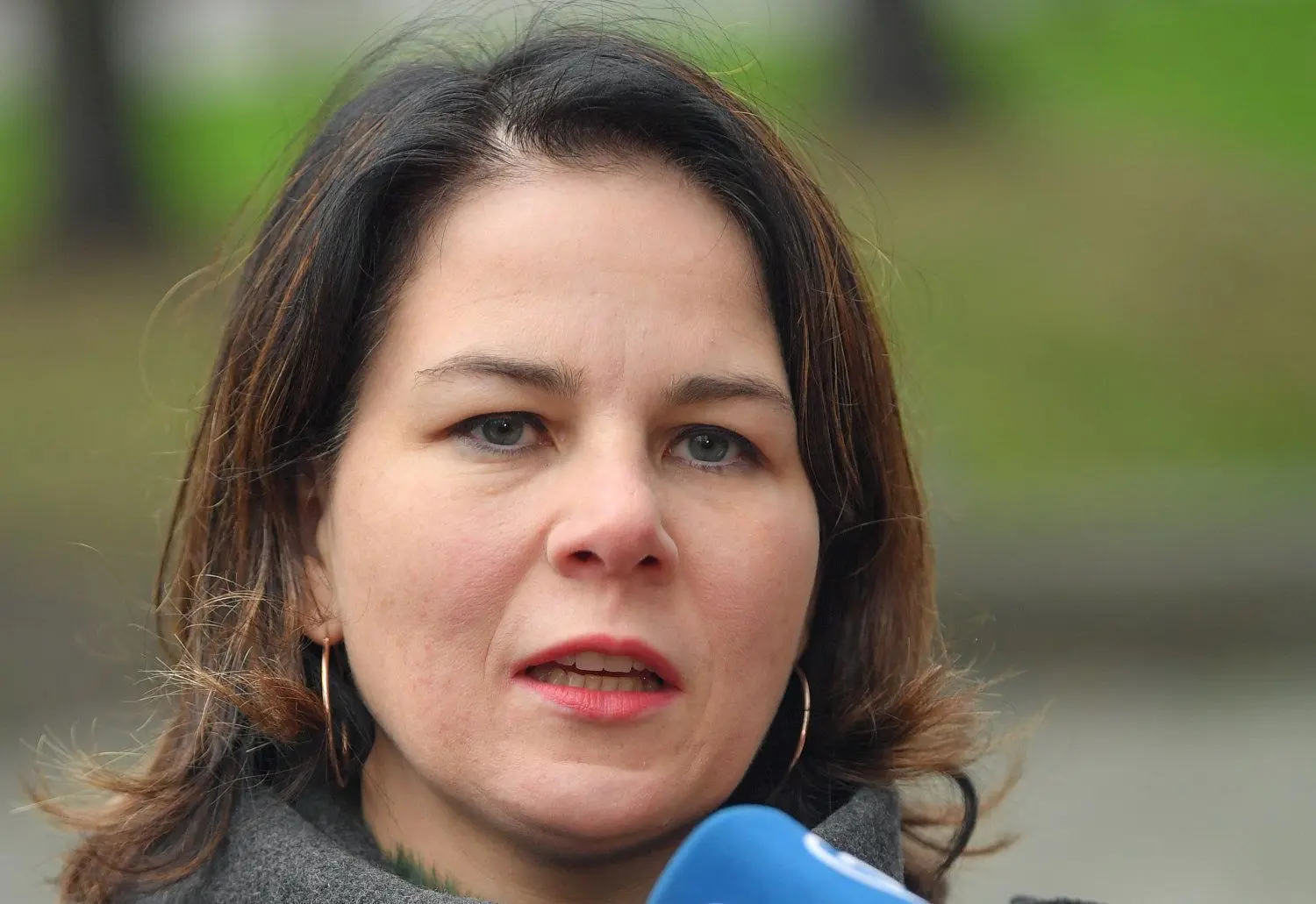 Die Co-Bundesvorsitzende der Grünen, Annalena Baerbock, wünscht sich einen früheren Kohleausstieg als 2038 in Deutschland. Sie verweist auf internationale Klimaschutzabkommen. Baerbock will weitere Lausitzer Dörfer vorm Abbaggern bewahren.