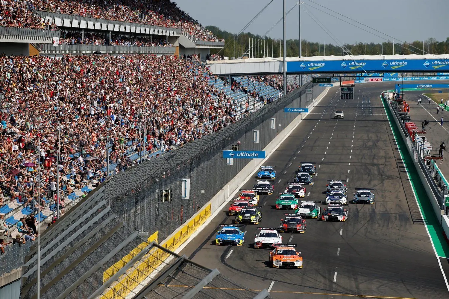 Im August 2019 war die Haupttribüne auf dem Lausitzring beim DTM-Wochenende bestens gefüllt. Nun wurde das diesjährige Rennen in den Oktober verschoben.⇥