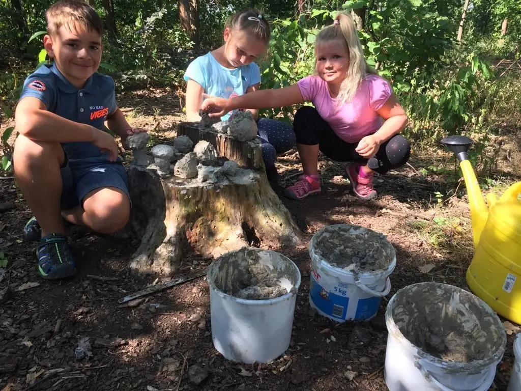 Mal so richtig rummatschen: Die Mädchen und Jungen sind bei den Lehmarbeiten voller Eifer dabei