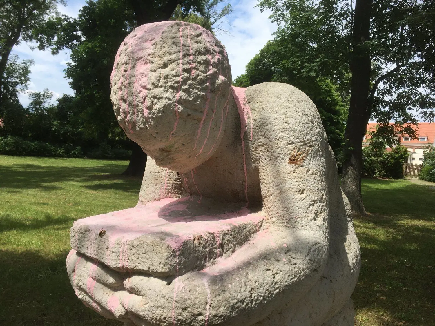 „Der Lesende Junge“ des Ungarn Katalin Samu ist im Woyski-Park jüngst mit rosa Farbe übergossen worden.