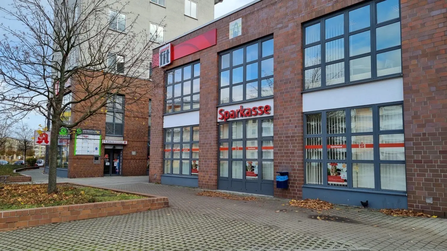 Vor der Sparkasse im Einkaufszentrum Kolosseum in Lübbenau blieb der Elektro-Rollstuhl von Detlef Grätz stehen.